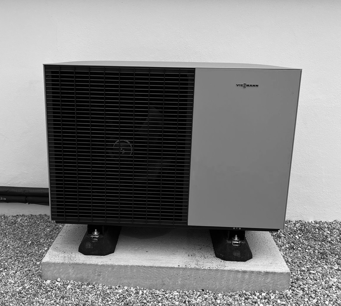 dd07 Peur du bruit d'une pompe à chaleur ?  Avec les pompes à chaleur Viessmann, le silence fait partie du confort.  ✨ Design moderne, intégration élégante et fonctionnement ultra-silencieux : elles se font oublier tout en assurant votre chauffage et votre eau chaude avec une grande efficacité.  dfe1 Que ce soit pour vous ou pour votre voisinage, les niveaux sonores particulièrement faibles des pompes à chaleur Viessmann offrent une tranquillité au quotidien.  ✅ Haute performance énergétique ✅ Design soigné ✅ Fonctionnement discret ✅ Confort été comme hiver  Tester une pompe à chaleur Viessmann, c'est souvent l'adopter pour son style, ses performances... et surtout son silence.  dcde Contactez ELP Confort pour une étude personnalisée de votre projet et découvrez par vous-même pourquoi tant de clients ont déjà fait le choix du confort silencieux.